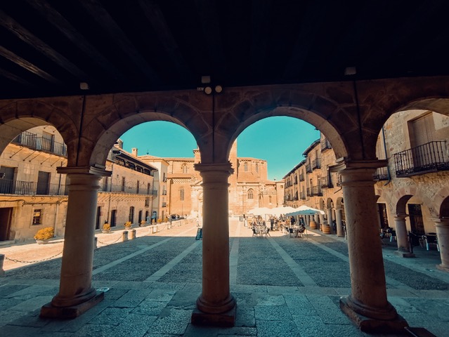 Plaza, Sigüenza, Castilla- La Mancha. Foto © Karethe Linaae